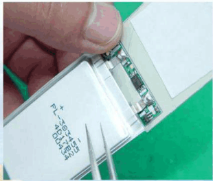 避免用镊子之类的利器接触电芯表面，防止刺破电芯包装而造成漏液。