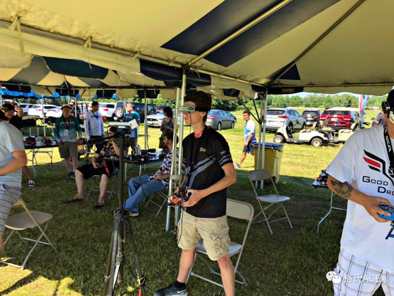 比赛中的无人机选手 比赛中的无人机选手