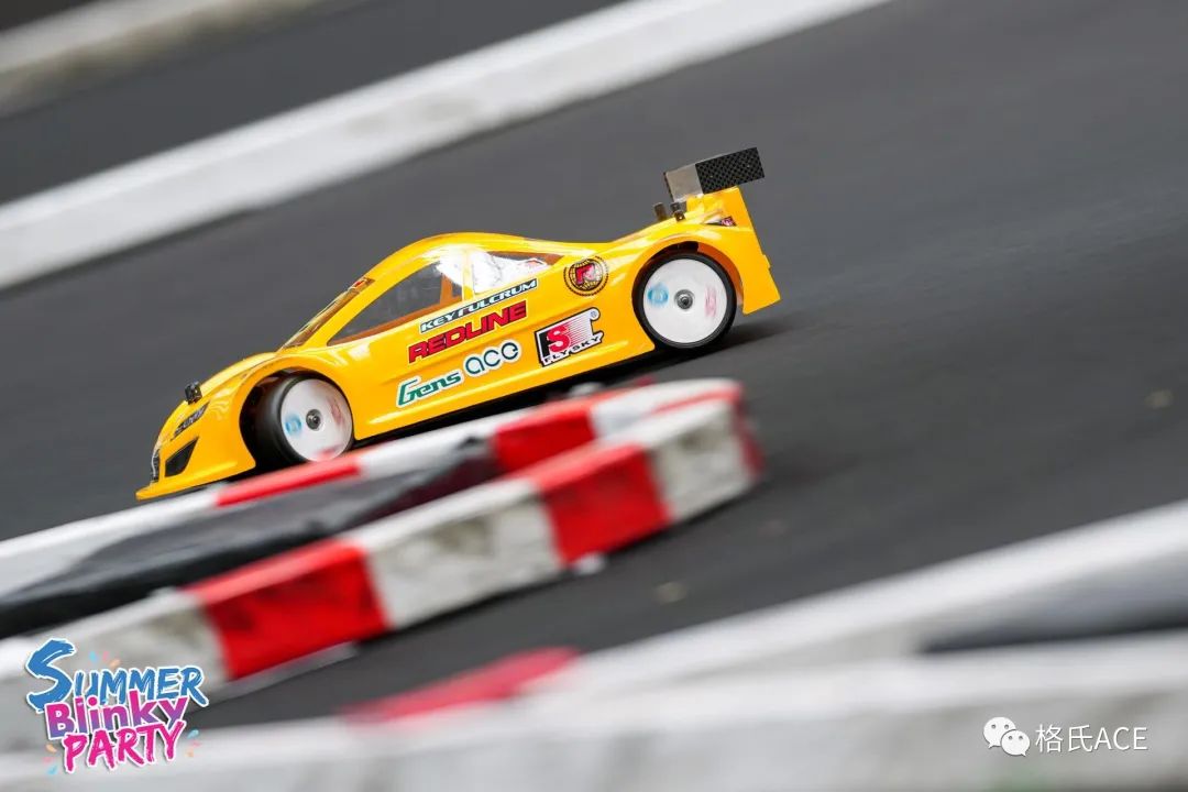 比赛中模型车漂移精彩剪影 比赛中模型车漂移精彩剪影