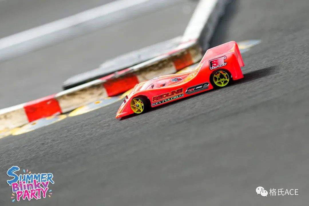 比赛中模型车漂移精彩剪影 比赛中模型车漂移精彩剪影