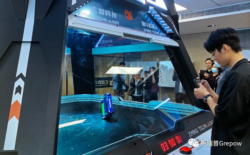 玄智科技同事在新办公场所，展示了轻量级格斗机器人表演