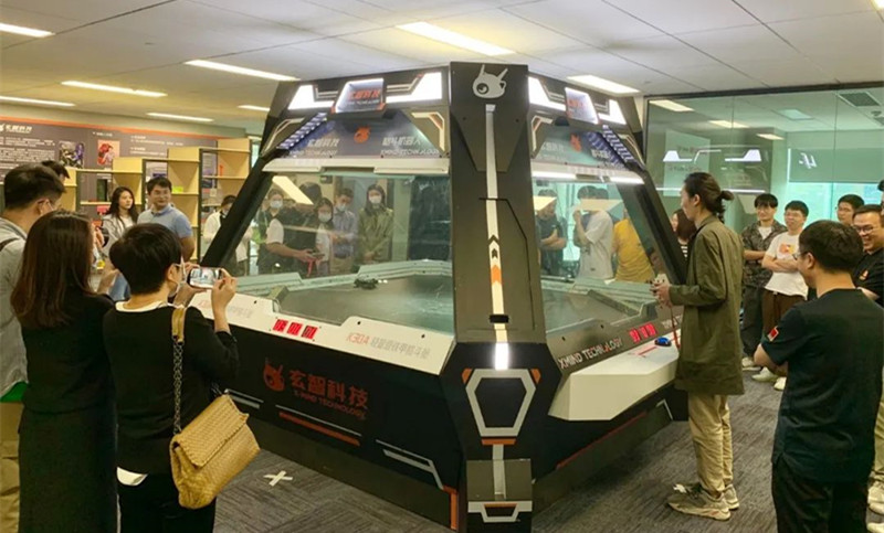 玄智科技同事在新办公场所，展示了轻量级格斗机器人表演