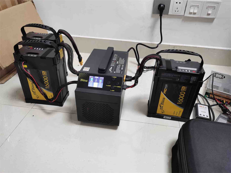 无人机电池充电中 无人机电池充电中