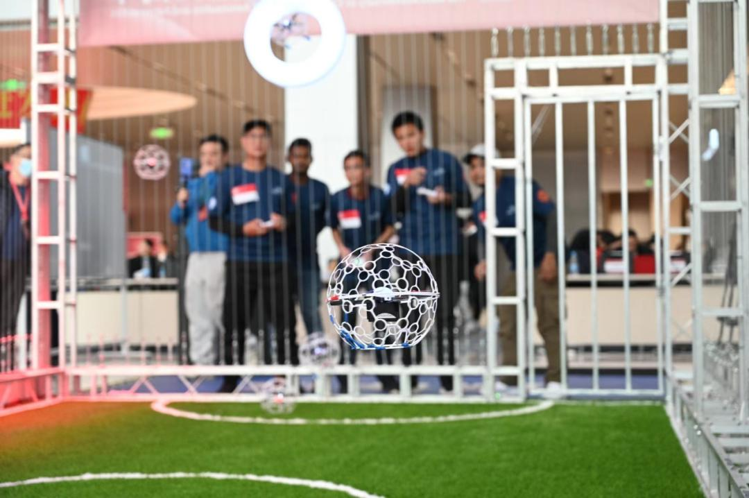 无人机足球竞赛中 无人机足球竞赛中