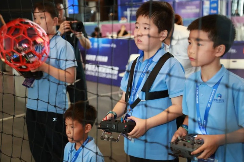 无人机足球比赛中 无人机足球比赛中