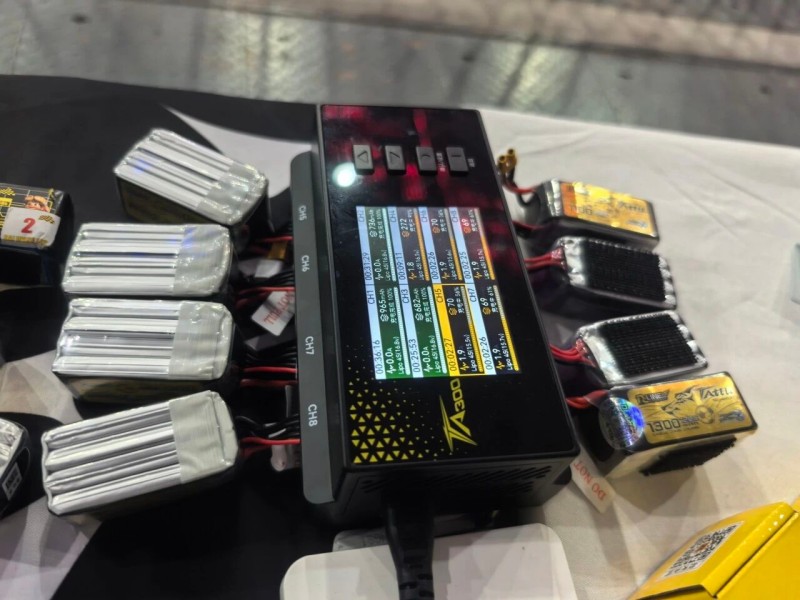 Tattu 无人机足球电池和充电器