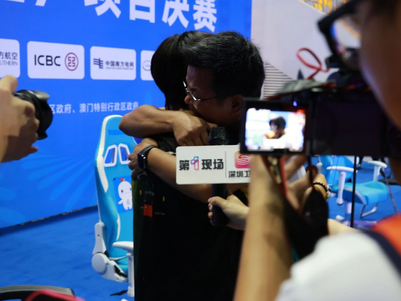 小白夺冠，师傅黄教练忍不住泪洒现场