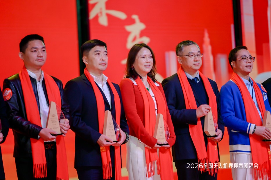 左二为副总经理陈波海先生 左二为副总经理陈波海先生